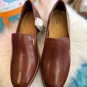 Clarks Brown Leather Flats Sleek Minimalist Design